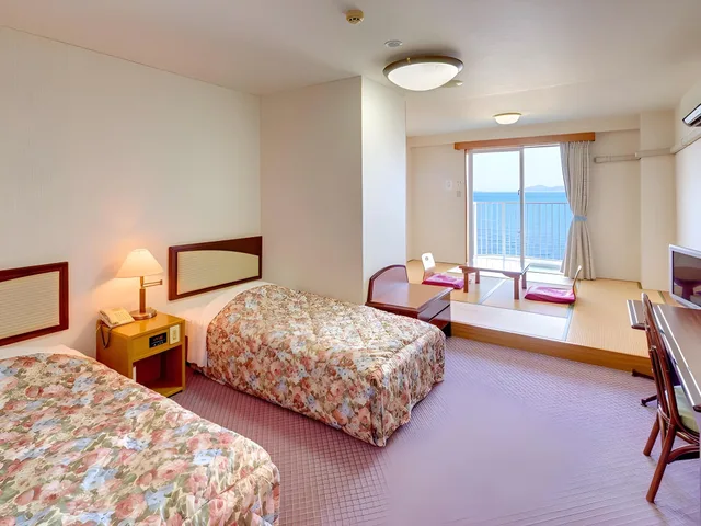 غرفة بفراش فوتون وسريرين منفصلين بإطلالة على البحر، Miyuki Hamabaru Resort 1/1