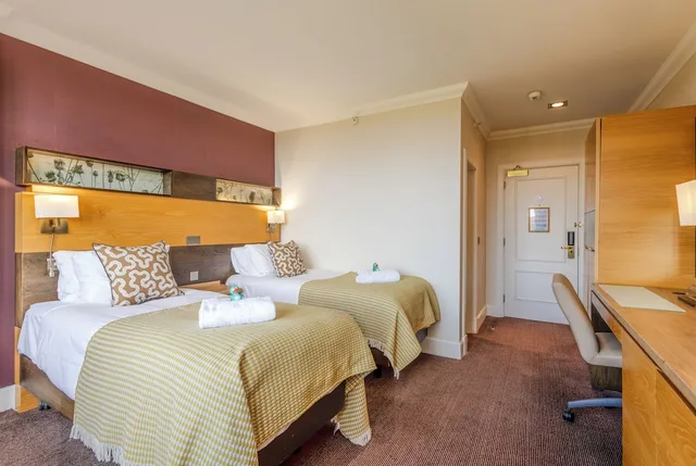 غرفة متصلة عائلية بسرير مزدوج وسريرين منفصلين، DoubleTree by Hilton Dunblane Hydro 3/6