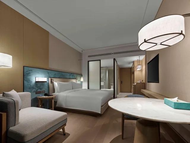 غرفة ديلوكس بسرير كينج بإطلالة على الحديقة، DoubleTree by Hilton Taizhou Shenxianju 4/8