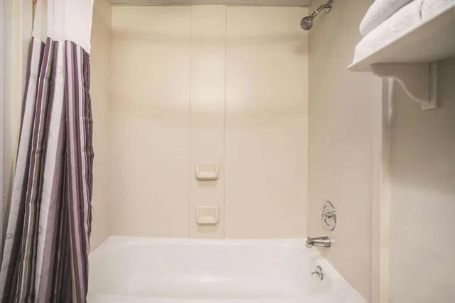 Room, Double Bed, Bathtub, Accessible, La Quinta Inn & Suites by Wyndham DFW Airport South / Irving 6/8