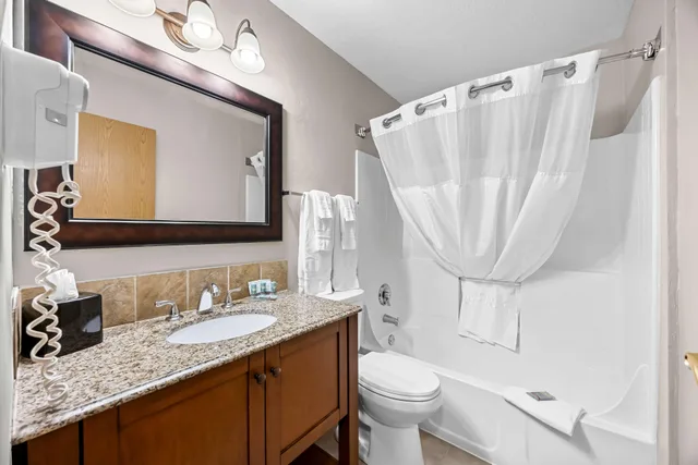 Suite, King Bed, Dining Area, Sofa, Best Western Inn At The Rogue 2/2