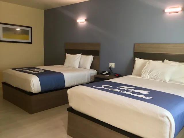 Efficiency, 2 Queen Beds، Days Inn By Wyndham Freeport 1/7