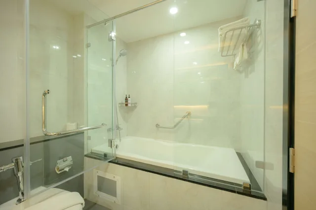 غرفة ديلوكس بسرير كينج بحوض استحمام، Lewit Hotel Pattaya, a member of Radisson Individuals 6/6