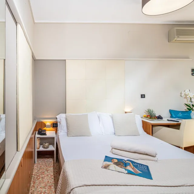 غرفة أساسية بسرير مزدوج بإطلالة جزئية على البحر، Royal Hotel Bibione 1/5