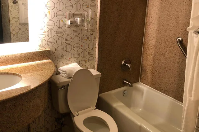 غرفة قياسية بسرير كوين، Holiday Inn Biltmore East 6/6