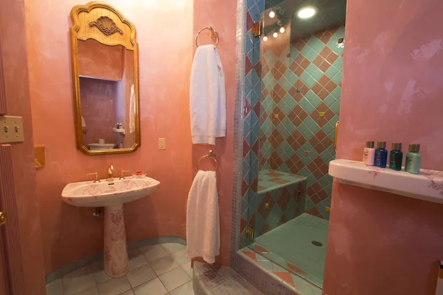 غرفة بسرير كوين، Madonna Inn 2/2