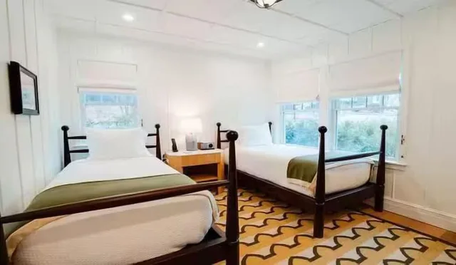 كوخ تنفيذي بسريرين منفصلين وسريرين كينج، Canoe Place Inn & Cottages 1/1