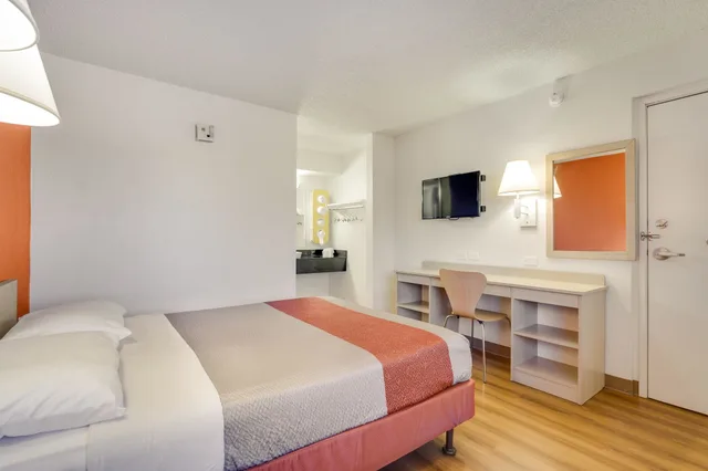 غرفة قياسية بسرير كوين، Motel6 Tempe, AZ - Broadway - ASU 1/10