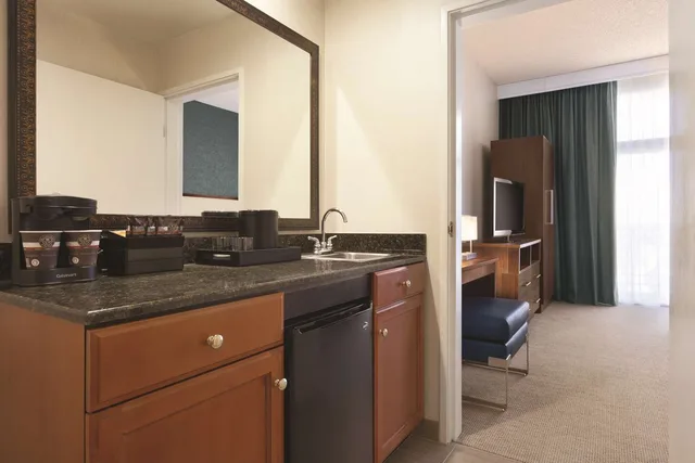 جناح ركني بسرير كينج بغرفتين مع أريكة، Embassy Suites By Hilton Brea North Orange County 2/2