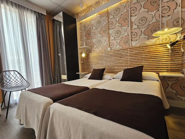 غرفة داخلية ثلاثية بثلاثة أسرّة بحمام خاص، Hotel Palermo 1/9