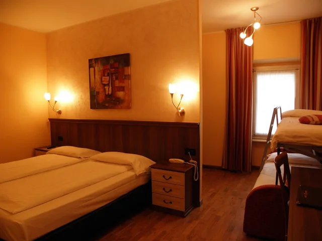 غرفة رباعية بسرير مزدوج وسرير بطابقين، Hotel Bernina 1/1