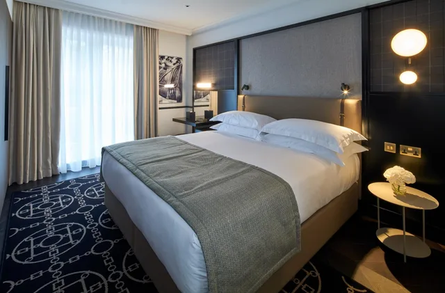 Luxury Two Bedroom Apartment، Lexham Gardens by Cheval Maison 1/2