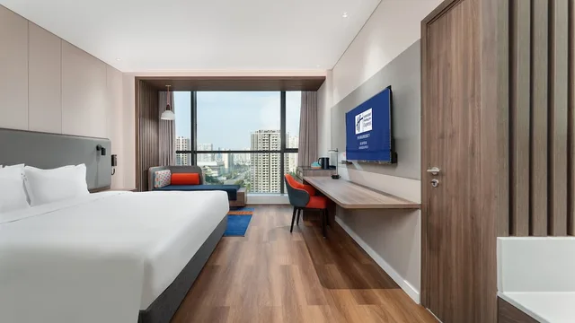 غرفة قياسية بسرير كينج لذوي الإعاقة، Holiday Inn Express Chengdu Pidu, an IHG Hotel 1/3