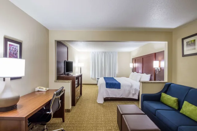 جناح بسرير كينج مع أريكة، Quality Inn & Suites Green Bay - Ashwaubenon 5/7