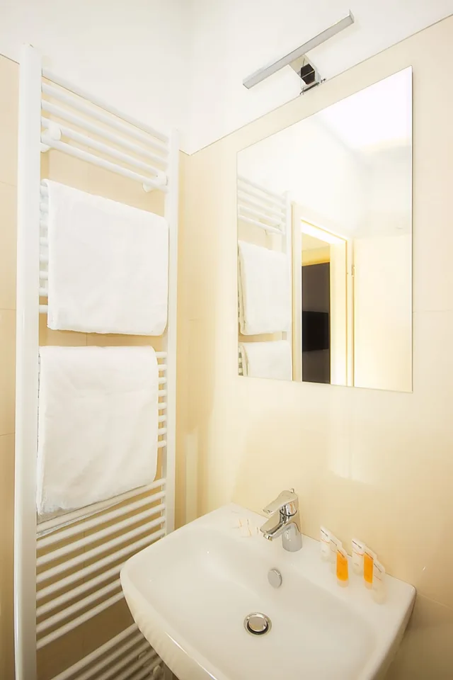 Suite, 1 Double and 1 Single Bed, Elizabeth Suites 7/10