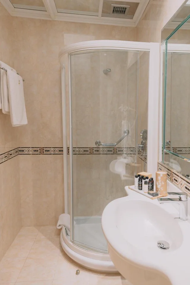 جناح جونيور، PATRAS PALACE HOTEL 4/7