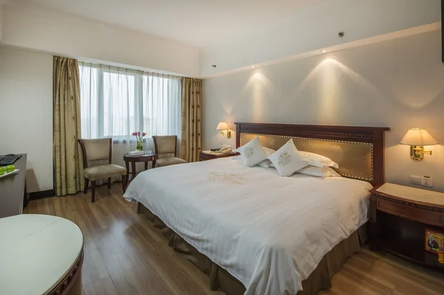 غرفة قياسية بسرير كينج، Canton Hotel Guangzhou, Tapestry Collection by Hilton 2/2