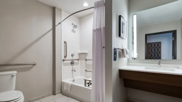 غرفة قياسية بسريرين كوين لذوي الإعاقة، Holiday Inn Nashville Airport, an IHG Hotel 4/5