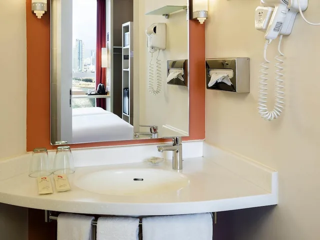 غرفة قياسية بسريرين منفصلين بإطلالة على المرفأ، Ibis Hong Kong Central & Sheung Wan Hotel 6/8