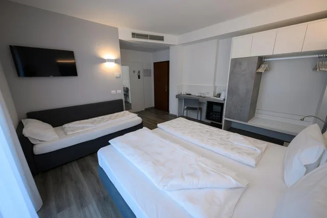 غرفة ثلاثية، Hotel Riviera 4/10