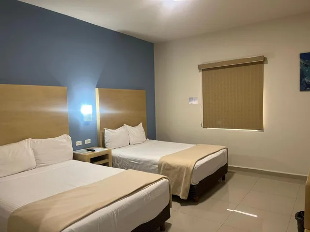 Room, Twin Beds, Capital Hotel 3/7