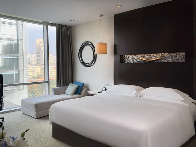 غرفة كلاسيكية بسرير كينج بإطلالة على المدينة مع دخول صالة النادي، INTERCONTINENTAL QINGDAO 2/6