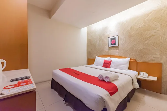 Room, Double Bed, RedDoorz Plus @ Cipaganti Street 3 7/9