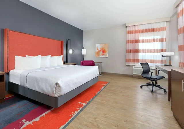 غرفة ديلوكس بسرير كينج بحوض استحمام لذوي الإعاقة، La Quinta Inn & Suites By Wyndham Lakeway 3/6