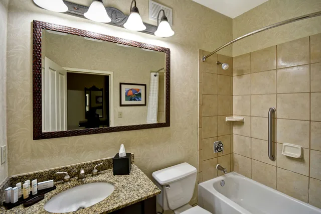 جناح بسرير كوين بإطلالة على المتنزه، Embassy Suites Charleston Historic Charleston 2/2