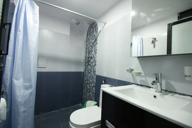 غرفة قياسية ثلاثية بثلاثة أسرّة، Everest Holiday Inn 2/2