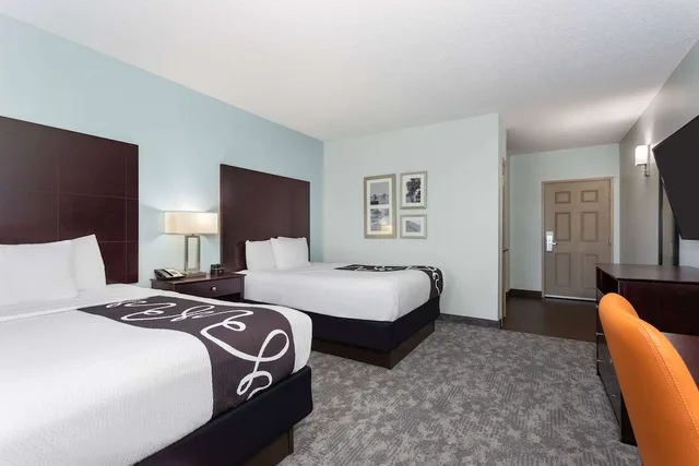 غرفة بسريرين كوين بإطلالة، La Quinta Inn & Suites by Wyndham Bonita Springs Naples N. 3/10