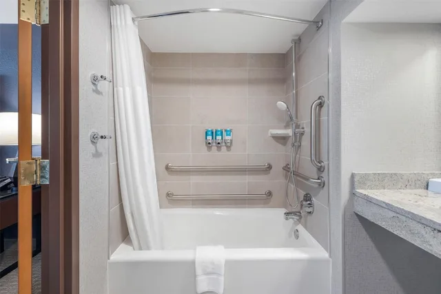 جناح بسريرين كوين بغرفتين مع أريكة بحوض استحمام لذوي الإعاقة، Drury Inn and Suites Paducah 5/5