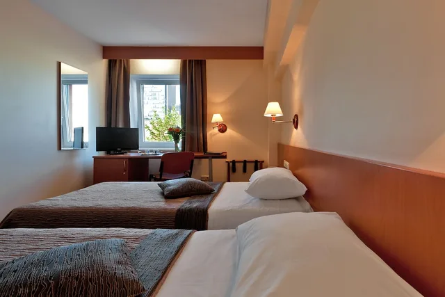 غرفة قياسية بسريرين منفصلين، Art City Inn 1/6