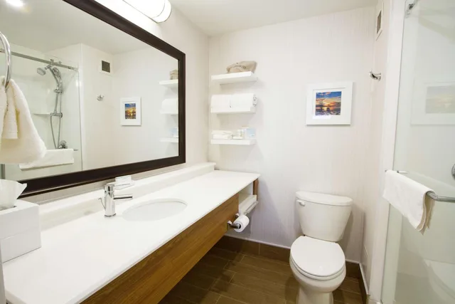 غرفة بسرير كينج وسريرين كوين بحوض استحمام، Hampton Inn By Hilton Vancouver Airport/Richmond 2/2