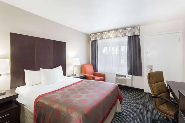 غرفة بسرير كوين، Ramada By Wyndham Monterey 1/2