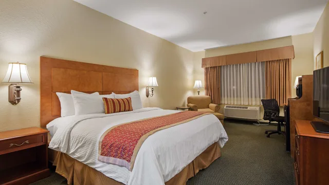 غرفة قياسية بسرير كينج، Best Western Plus Victoria Inn & Suites 2/5