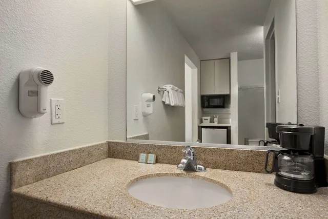 غرفة بسرير كينج، Travelodge by Wyndham Outer Banks/Kill Devil Hills 2/3