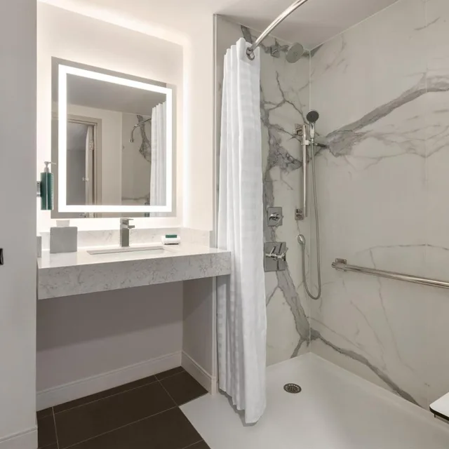 غرفة بسريرين كوين بحوض استحمام لذوي الإعاقة، Doubletree By Hilton Bloomington Minneapolis South 6/8