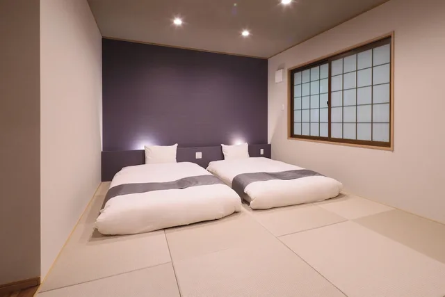 غرفة يابانية غربية بفرشتي فوتون وثلاثة أسرّة بحوض استحمام، Kamikochi Hotel 1/2