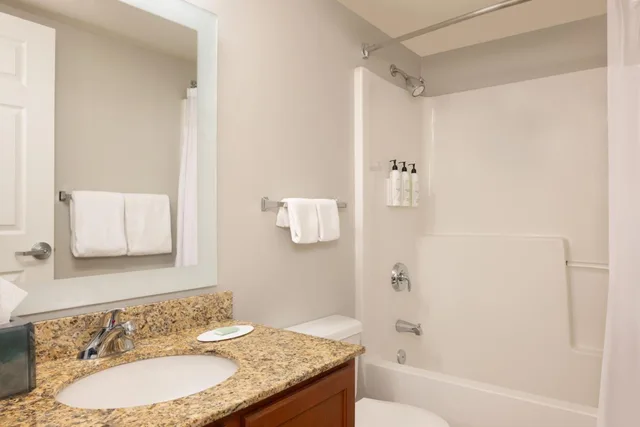 جناح بسرير كوين بغرفة نوم واحدة مع أريكة، Towneplace Suites Findlay 1/7