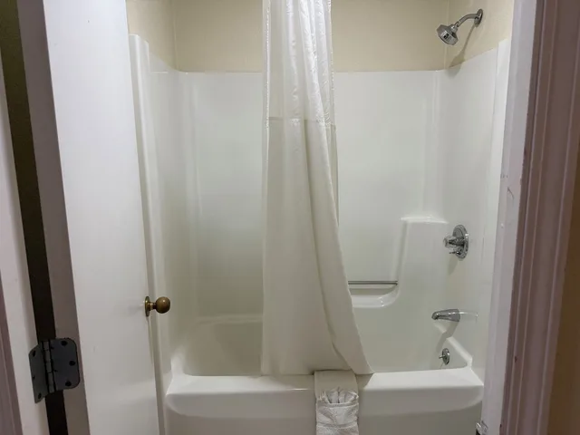 جناح بسرير كوين مع أريكة، Lafayette Inn & Suites 3/4