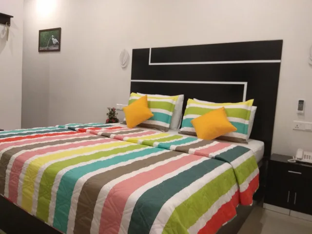 1 Bedroom, Deluxe, King Bed, Private Bathroom, Garden Area، Diva Villa Transit Hotel 2/2