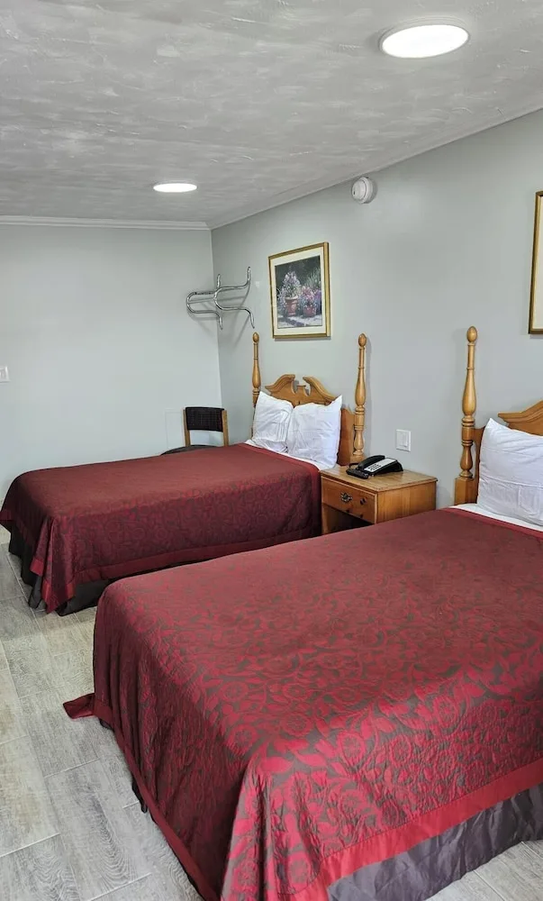 Deluxe, 2 Double Beds, Deluxe Inn Elkton 1/1