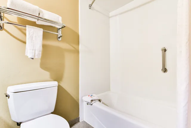 2 Queen Bed, Oyo Townhouse Oklahoma City Airport 7/7