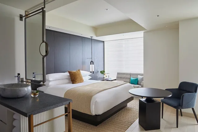 غرفة بريميوم بسرير كينج بمنطقة جلوس، Kimpton Shinjuku Tokyo 1/5