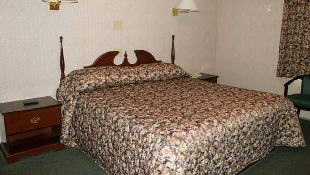 غرفة بسريرين كوين بمطبخ صغير، Traveller S Inn 2/8