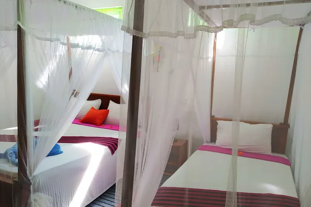 Comfort, 1 Double and 1 Single Bed, Silver Dome 9/10