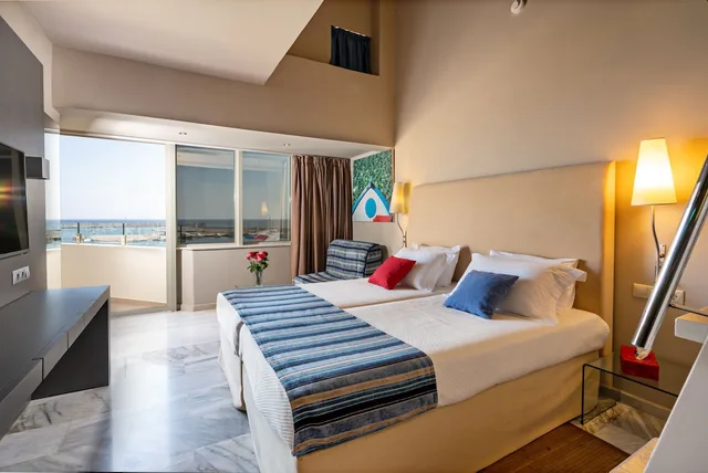 جناح غراند بسرير مزدوج وسرير فردي بإطلالة على البحر بغرفة نوم واحدة مع أريكة، Kyma Suites Beach Hotel 1/4