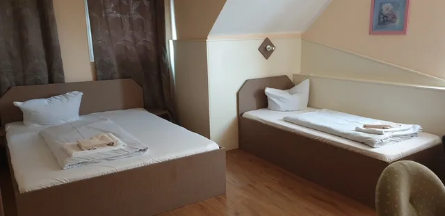 غرفة ثلاثية بسرير مزدوج، Pension Im Bett 3/4
