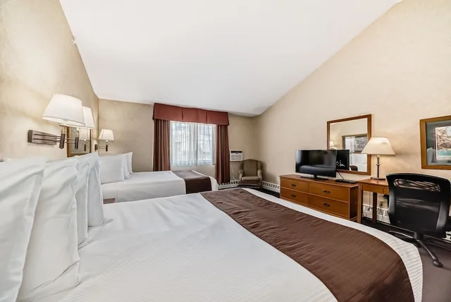 غرفة عائلية بسريرين كوين بمطبخ صغير، Stony Plain Inn & Suites 2/5